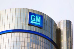 Lucro da GM supera expectativas, mas tarifas pressionam ações e receita cai