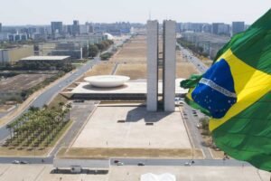 Moraes ordena a desocupação da Praça dos Três Poderes e proíbe novos acampamentos